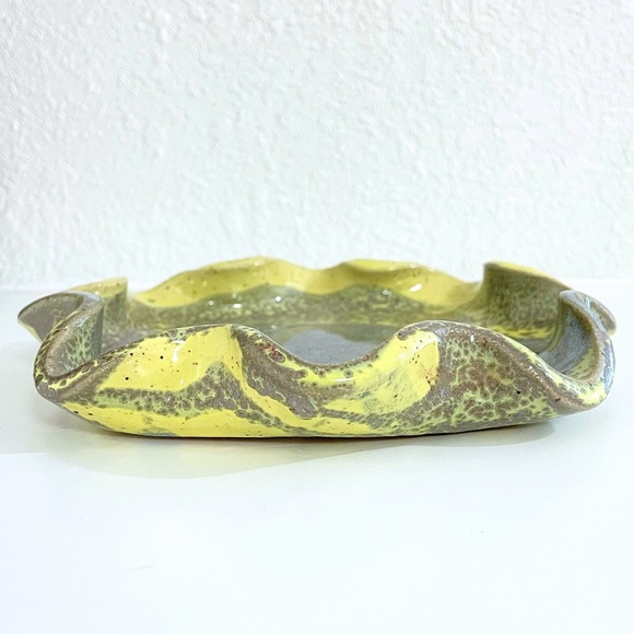 Ruffle Dish Artist Signed Pottery - Picture 4 of 11